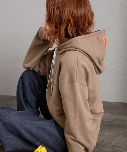 UNIVERSAL OVERALL（ユニバーサルオーバーオール）の「[UNIVERSAL OVERALL/ユニバーサルオーバーオール] 別注 ワンポイントロゴ刺繍 スウェットパーカー（パーカー・レディース・オレンジ/ブラック/ベージュ・S/M/L）」の5枚目の写真
