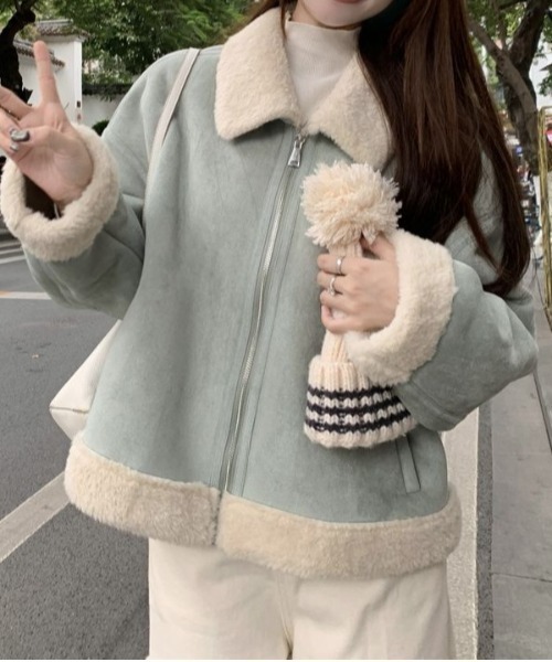 LUCPY（ラクピー）の「ボア切替エコムートンショートジャケット（その他アウター・レディース・ホワイト/ネイビー・SMALL/MEDIUM/LARGE/X-LARGE）」の4枚目の写真