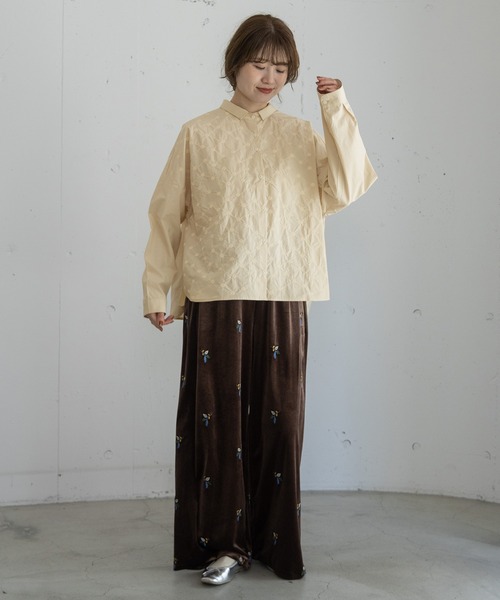 POU DOU DOU(プードゥドゥ)の「刺繍生地使いボックスシャツ(シャツ/ブラウス・レディース・ダークグレー/オフホワイト/キナリ・3)」の4枚目の写真