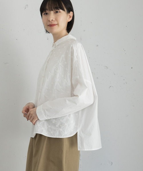 POU DOU DOU(プードゥドゥ)の「刺繍生地使いボックスシャツ(シャツ/ブラウス・レディース・ダークグレー/オフホワイト/キナリ・3)」の20枚目の写真