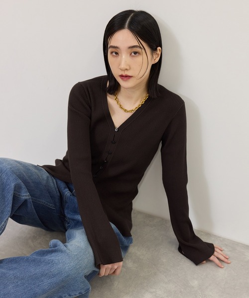 ADAM ET ROPE'(アダムエロペ)の「【WEB限定】・【定番】エコベロVネックカーディガン(カーディガン/ボレロ・レディース・ブラック/ダークブラウン/オフホワイト/ブルー系その他4・FREE)」の1枚目の写真