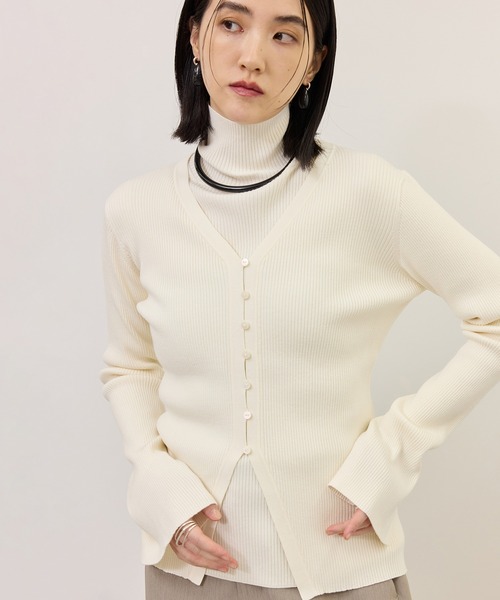 ADAM ET ROPE'(アダムエロペ)の「【WEB限定】・【定番】エコベロVネックカーディガン(カーディガン/ボレロ・レディース・ブラック/ダークブラウン/オフホワイト/ブルー系その他4・FREE)」の2枚目の写真