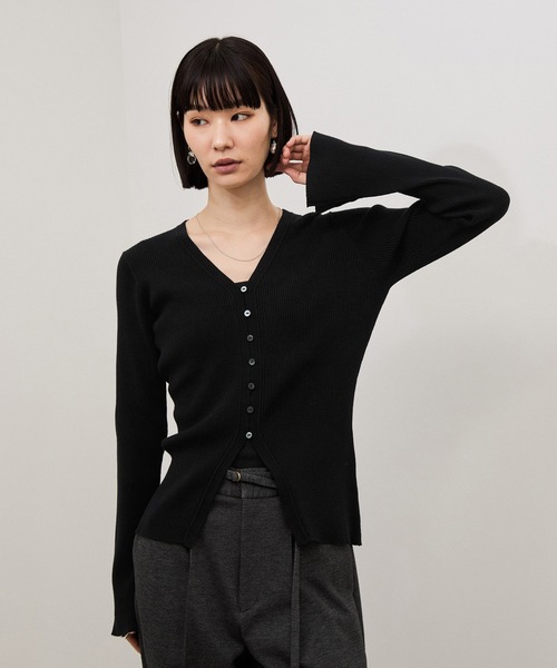 ADAM ET ROPE'(アダムエロペ)の「【WEB限定】・【定番】エコベロVネックカーディガン(カーディガン/ボレロ・レディース・ブラック/ダークブラウン/オフホワイト/ブルー系その他4・FREE)」の3枚目の写真