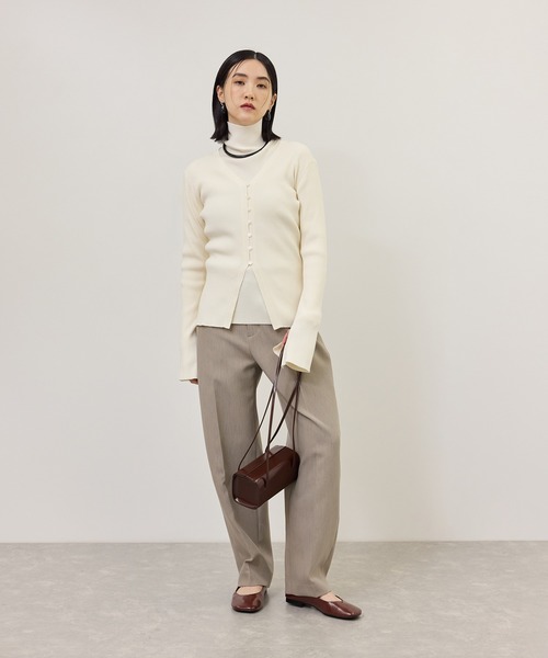 ADAM ET ROPE'(アダムエロペ)の「【WEB限定】・【定番】エコベロVネックカーディガン(カーディガン/ボレロ・レディース・ブラック/ダークブラウン/オフホワイト/ブルー系その他4・FREE)」の16枚目の写真