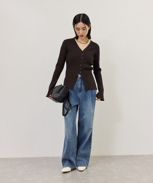 ADAM ET ROPE'(アダムエロペ)の「【WEB限定】・【定番】エコベロVネックカーディガン(カーディガン/ボレロ・レディース・ブラック/ダークブラウン/オフホワイト/ブルー系その他4・FREE)」の17枚目の写真