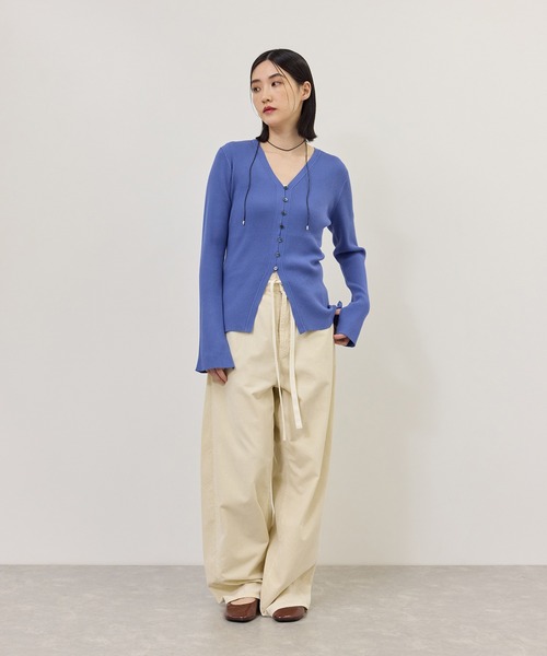 ADAM ET ROPE'(アダムエロペ)の「【WEB限定】・【定番】エコベロVネックカーディガン(カーディガン/ボレロ・レディース・ブラック/ダークブラウン/オフホワイト/ブルー系その他4・FREE)」の18枚目の写真