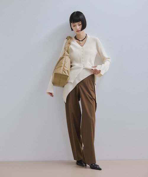 ADAM ET ROPE'(アダムエロペ)の「【WEB限定】・【定番】エコベロVネックカーディガン(カーディガン/ボレロ・レディース・ブラック/ダークブラウン/オフホワイト/ブルー系その他4・FREE)」の20枚目の写真