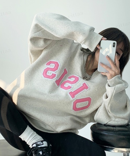 Dalfwin(ダールフィン)の「OISISフェイクレザー刺繍ロゴスウェット(スウェット・レディース・ライトベージュ・FREE)」の3枚目の写真