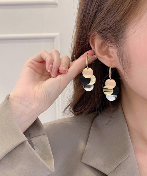 Miniministore（ミニミニストア）の「マルチカラー変形メタルピアス大ぶり韓国風（ピアス（両耳用）・レディース・ゴールド・FREE）」の5枚目の写真