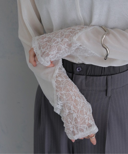 &g'aime(アンジェム)の「【&g'aime 】シアーベロア袖レース切替トップス Sheer Velour Lace Sleeve Top(Tシャツ/カットソー・レディース・オフホワイト/ブラック/ブラウン/グレー・FREE)」の12枚目の写真