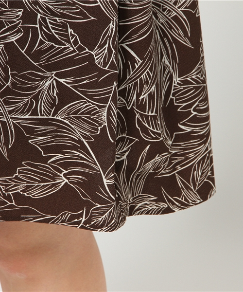 NATURAL BEAUTY BASIC（ナチュラルビューティーベーシック）の「リーフプリントワンピース（ワンピース・レディース・ブラウン/ベージュ・SMALL/MEDIUM）」の9枚目の写真