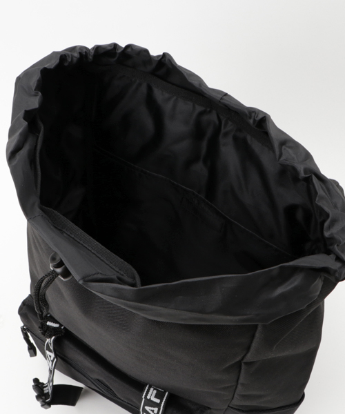 FILA（フィラ）の「【FILA】ロゴテープフラップデイパック（バックパック/リュック・メンズ・ホワイト/ブラック/ネイビー・FREE）」の7枚目の写真