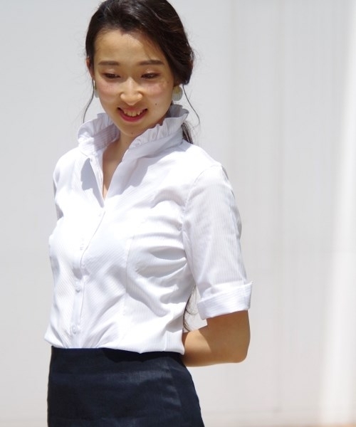 セール】サテンストライプスタンドフリルカラー半袖ブラウス