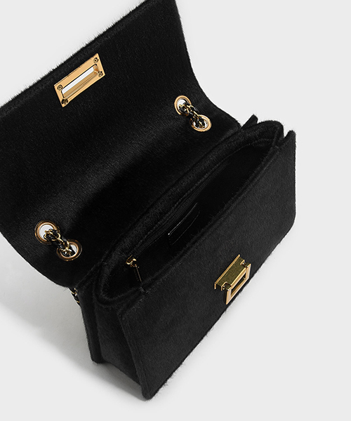 CHARLES & KEITH(チャールズ & キース)の「プッシュロックショルダーバッグ / PUSH-LOCK SHOULDER BAG(ショルダーバッグ・レディース・ブラック/ホワイト系その他/クリアレッド・M)」の7枚目の写真
