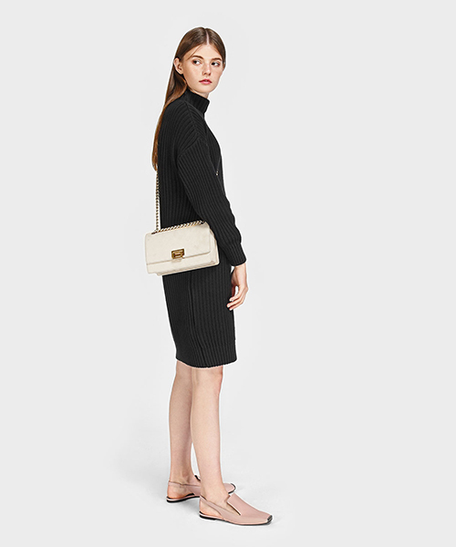 CHARLES & KEITH(チャールズ & キース)の「プッシュロックショルダーバッグ / PUSH-LOCK SHOULDER BAG(ショルダーバッグ・レディース・ブラック/ホワイト系その他/クリアレッド・M)」の13枚目の写真