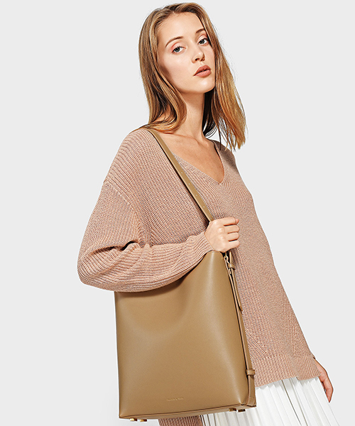 CHARLES & KEITH(チャールズ & キース)の「スラウチーバッグ / SURAUCHI BAG(ショルダーバッグ・レディース・ブラック/ベージュ・XL)」の7枚目の写真