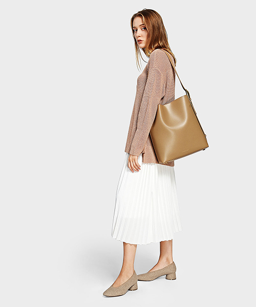 CHARLES & KEITH(チャールズ & キース)の「スラウチーバッグ / SURAUCHI BAG(ショルダーバッグ・レディース・ブラック/ベージュ・XL)」の3枚目の写真