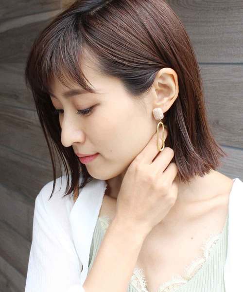 MODE ROBE（モードローブ）の「アクリルストーン×エリプスメタルピアス（ピアス（両耳用）・レディース・ホワイト/ベージュ/グリーン/ブルー・FREE）」の2枚目の写真