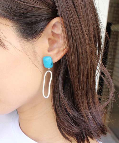 MODE ROBE（モードローブ）の「アクリルストーン×エリプスメタルピアス（ピアス（両耳用）・レディース・ホワイト/ベージュ/グリーン/ブルー・FREE）」の4枚目の写真