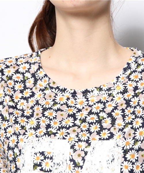 Ray BEAMS（レイビームス）の「Ray BEAMS / "84"ナンバー フラワープリントT（Tシャツ/カットソー・レディース・サックスブルー/ネイビー・ONE SIZE）」の3枚目の写真