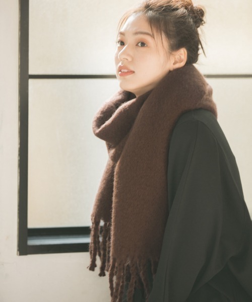 GLOBAL WORK（グローバルワーク）の「ボリュームフリンジストール/861706（マフラー・レディース・ホワイト/ダークブラウン/ブラウン/ライトピンク/ホワイト系その他2/ライトベージュ/グレー/ベージュ/ライトブルー/ベージュ系その他3・FREE）」の4枚目の写真