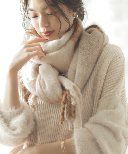 GLOBAL WORK（グローバルワーク）の「ボリュームフリンジストール/861706（マフラー・レディース・ホワイト/ダークブラウン/ブラウン/ライトピンク/ホワイト系その他2/ライトベージュ/グレー/ベージュ/ライトブルー/ベージュ系その他3・FREE）」の6枚目の写真