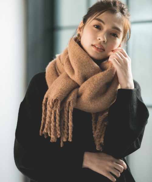 GLOBAL WORK（グローバルワーク）の「ボリュームフリンジストール/861706（マフラー・レディース・ホワイト/ダークブラウン/ブラウン/ライトピンク/ホワイト系その他2/ライトベージュ/グレー/ベージュ/ライトブルー/ベージュ系その他3・FREE）」の5枚目の写真