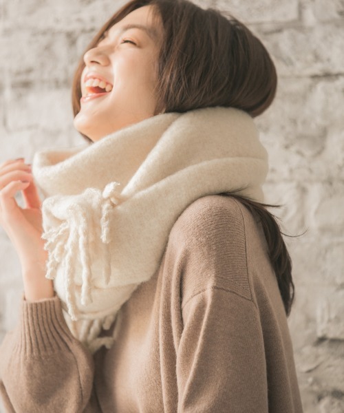 GLOBAL WORK（グローバルワーク）の「ボリュームフリンジストール/861706（マフラー・レディース・ホワイト/ダークブラウン/ブラウン/ライトピンク/ホワイト系その他2/ライトベージュ/グレー/ベージュ/ライトブルー/ベージュ系その他3・FREE）」の2枚目の写真