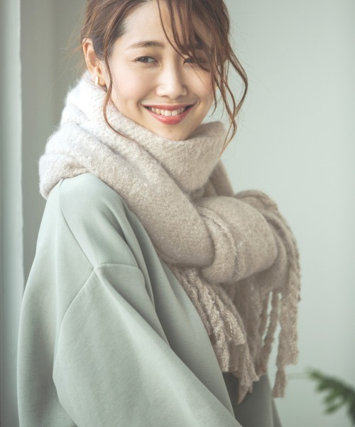 GLOBAL WORK（グローバルワーク）の「ボリュームフリンジストール/861706（マフラー・レディース・ホワイト/ダークブラウン/ブラウン/ライトピンク/ホワイト系その他2/ライトベージュ/グレー/ベージュ/ライトブルー/ベージュ系その他3・FREE）」の7枚目の写真