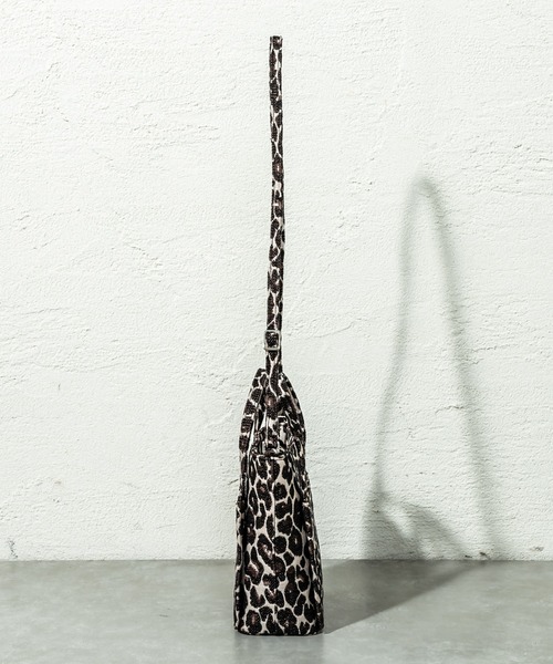 loti(ロティ)の「WEB限定 loti アニマルジャガードバッグ(ショルダーバッグ・レディース・ブラウン/ブラック・FREE)」の9枚目の写真