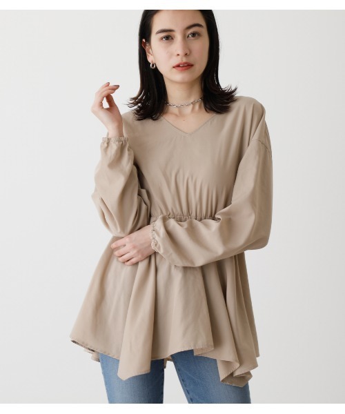 AZUL by moussy（アズールバイマウジー）の「WAIST SHIRRING HEM BLOUSE/ウエストシアリングヘムブラウス（シャツ/ブラウス・レディース・ライム/ベージュ/ブラック系その他/グリーン系その他/オフホワイト・SMALL/MEDIUM）」の4枚目の写真