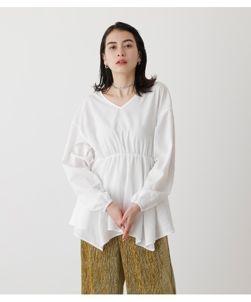 AZUL by moussy（アズールバイマウジー）の「WAIST SHIRRING HEM BLOUSE/ウエストシアリングヘムブラウス（シャツ/ブラウス・レディース・ライム/ベージュ/ブラック系その他/グリーン系その他/オフホワイト・SMALL/MEDIUM）」の2枚目の写真
