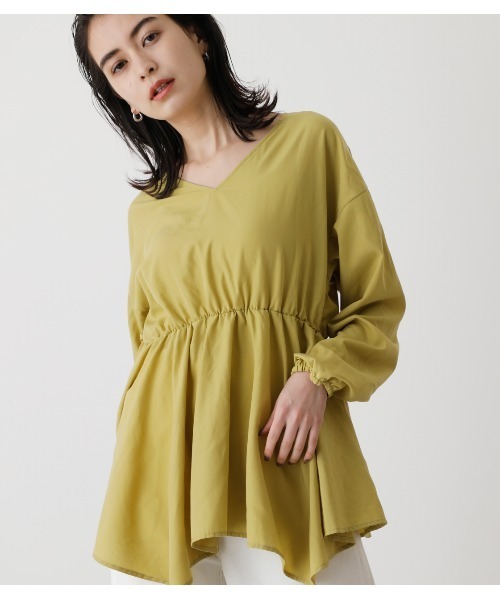 AZUL by moussy（アズールバイマウジー）の「WAIST SHIRRING HEM BLOUSE/ウエストシアリングヘムブラウス（シャツ/ブラウス・レディース・ライム/ベージュ/ブラック系その他/グリーン系その他/オフホワイト・SMALL/MEDIUM）」の5枚目の写真