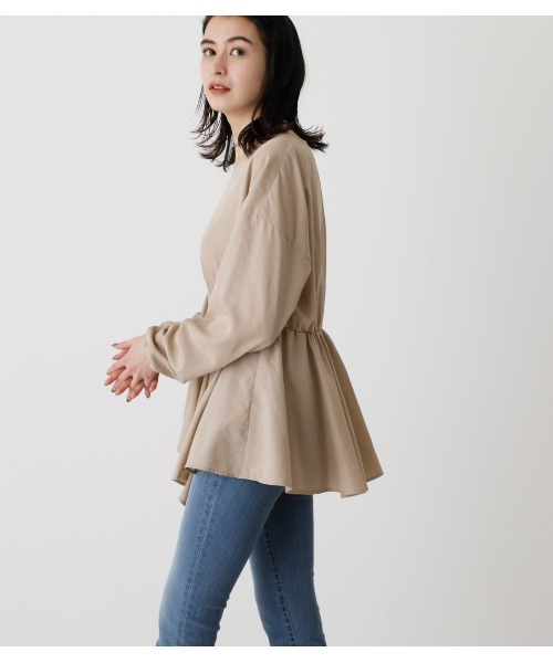 AZUL by moussy（アズールバイマウジー）の「WAIST SHIRRING HEM BLOUSE/ウエストシアリングヘムブラウス（シャツ/ブラウス・レディース・ライム/ベージュ/ブラック系その他/グリーン系その他/オフホワイト・SMALL/MEDIUM）」の6枚目の写真