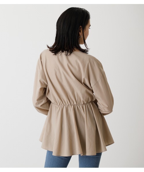 AZUL by moussy（アズールバイマウジー）の「WAIST SHIRRING HEM BLOUSE/ウエストシアリングヘムブラウス（シャツ/ブラウス・レディース・ライム/ベージュ/ブラック系その他/グリーン系その他/オフホワイト・SMALL/MEDIUM）」の7枚目の写真