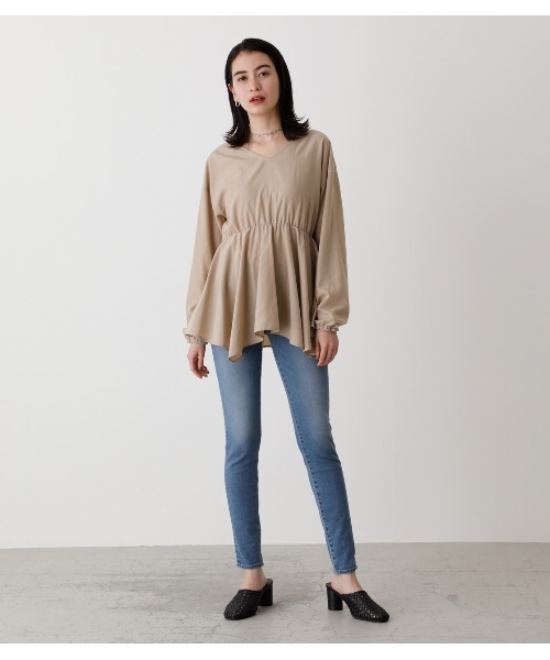AZUL by moussy（アズールバイマウジー）の「WAIST SHIRRING HEM BLOUSE/ウエストシアリングヘムブラウス（シャツ/ブラウス・レディース・ライム/ベージュ/ブラック系その他/グリーン系その他/オフホワイト・SMALL/MEDIUM）」の8枚目の写真