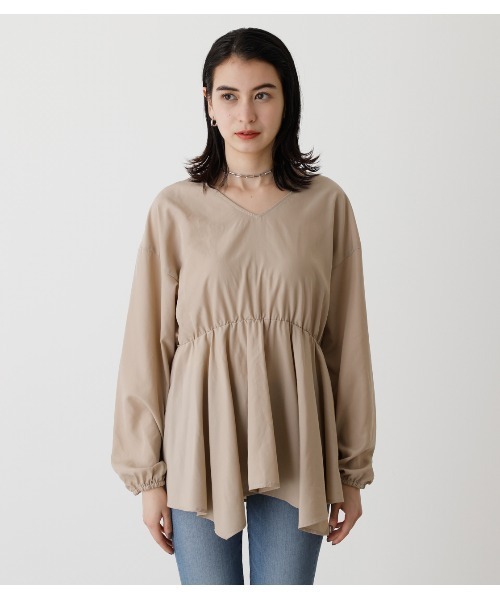 AZUL by moussy（アズールバイマウジー）の「WAIST SHIRRING HEM BLOUSE/ウエストシアリングヘムブラウス（シャツ/ブラウス・レディース・ライム/ベージュ/ブラック系その他/グリーン系その他/オフホワイト・SMALL/MEDIUM）」の9枚目の写真