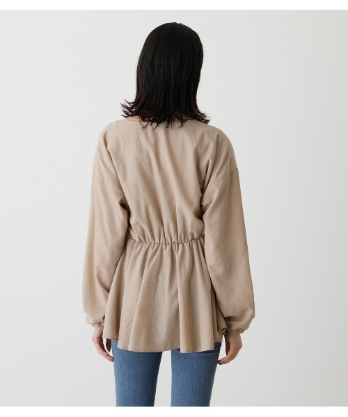 AZUL by moussy（アズールバイマウジー）の「WAIST SHIRRING HEM BLOUSE/ウエストシアリングヘムブラウス（シャツ/ブラウス・レディース・ライム/ベージュ/ブラック系その他/グリーン系その他/オフホワイト・SMALL/MEDIUM）」の11枚目の写真