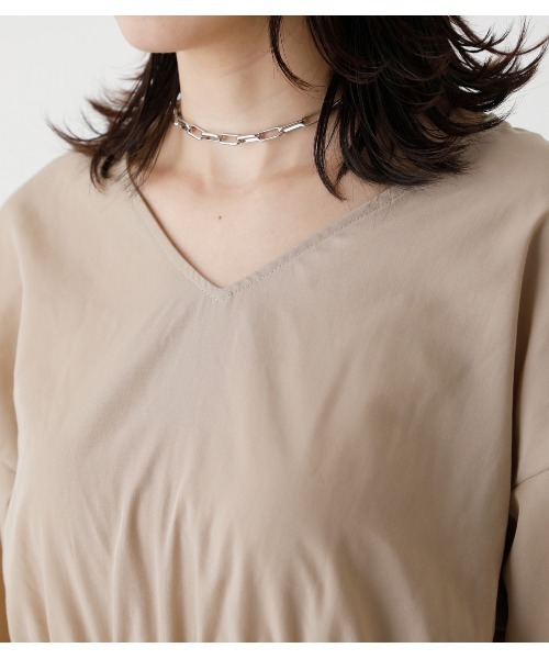 AZUL by moussy（アズールバイマウジー）の「WAIST SHIRRING HEM BLOUSE/ウエストシアリングヘムブラウス（シャツ/ブラウス・レディース・ライム/ベージュ/ブラック系その他/グリーン系その他/オフホワイト・SMALL/MEDIUM）」の12枚目の写真