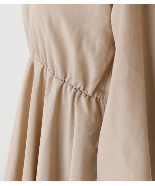 AZUL by moussy（アズールバイマウジー）の「WAIST SHIRRING HEM BLOUSE/ウエストシアリングヘムブラウス（シャツ/ブラウス・レディース・ライム/ベージュ/ブラック系その他/グリーン系その他/オフホワイト・SMALL/MEDIUM）」の13枚目の写真