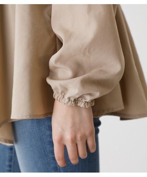 AZUL by moussy（アズールバイマウジー）の「WAIST SHIRRING HEM BLOUSE/ウエストシアリングヘムブラウス（シャツ/ブラウス・レディース・ライム/ベージュ/ブラック系その他/グリーン系その他/オフホワイト・SMALL/MEDIUM）」の14枚目の写真