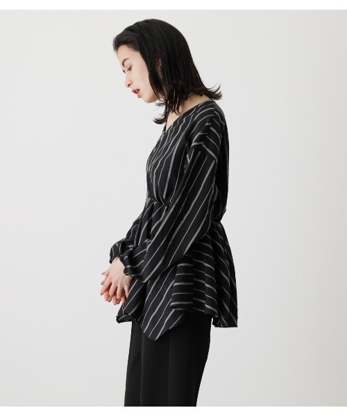 AZUL by moussy（アズールバイマウジー）の「WAIST SHIRRING HEM BLOUSE/ウエストシアリングヘムブラウス（シャツ/ブラウス・レディース・ライム/ベージュ/ブラック系その他/グリーン系その他/オフホワイト・SMALL/MEDIUM）」の15枚目の写真