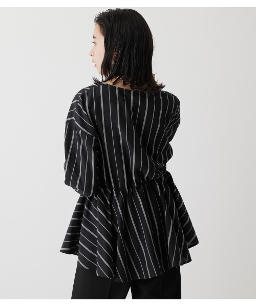 AZUL by moussy（アズールバイマウジー）の「WAIST SHIRRING HEM BLOUSE/ウエストシアリングヘムブラウス（シャツ/ブラウス・レディース・ライム/ベージュ/ブラック系その他/グリーン系その他/オフホワイト・SMALL/MEDIUM）」の16枚目の写真