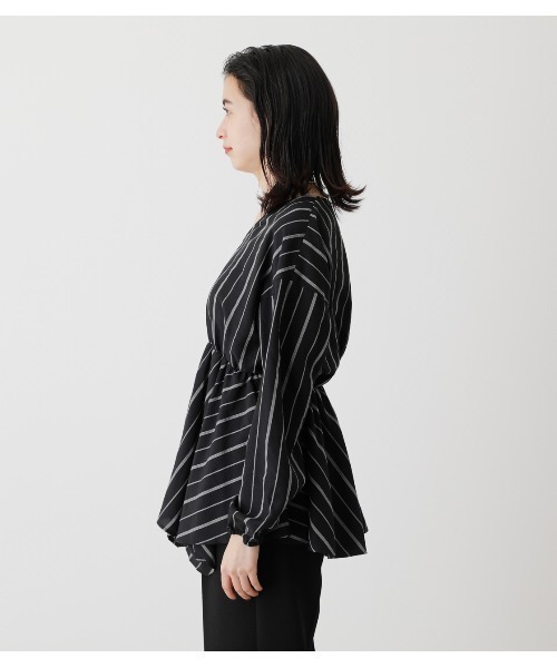 AZUL by moussy（アズールバイマウジー）の「WAIST SHIRRING HEM BLOUSE/ウエストシアリングヘムブラウス（シャツ/ブラウス・レディース・ライム/ベージュ/ブラック系その他/グリーン系その他/オフホワイト・SMALL/MEDIUM）」の19枚目の写真