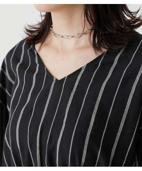 AZUL by moussy（アズールバイマウジー）の「WAIST SHIRRING HEM BLOUSE/ウエストシアリングヘムブラウス（シャツ/ブラウス・レディース・ライム/ベージュ/ブラック系その他/グリーン系その他/オフホワイト・SMALL/MEDIUM）」の21枚目の写真