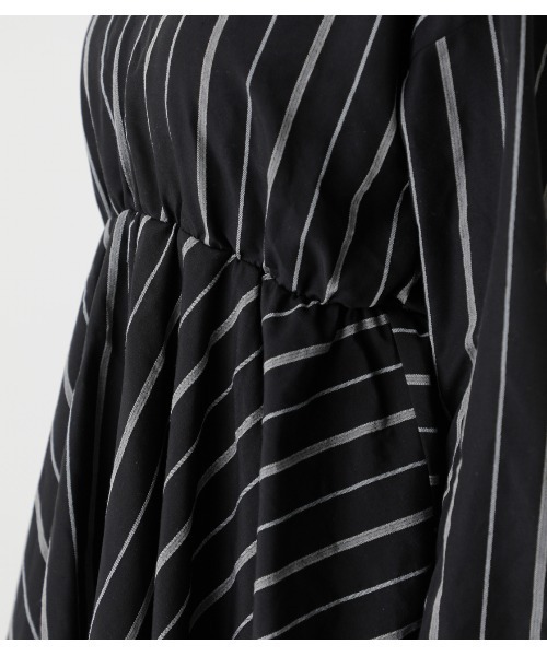 AZUL by moussy（アズールバイマウジー）の「WAIST SHIRRING HEM BLOUSE/ウエストシアリングヘムブラウス（シャツ/ブラウス・レディース・ライム/ベージュ/ブラック系その他/グリーン系その他/オフホワイト・SMALL/MEDIUM）」の22枚目の写真