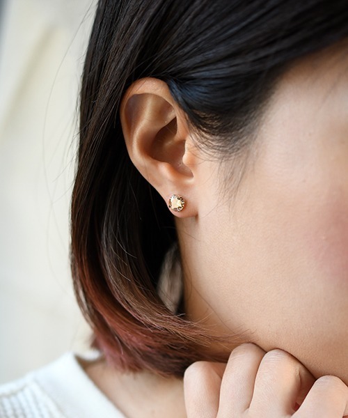 Fun & Daily（ファンアンドデイリー）の「F&D : クリスタルカラーピアス（ピアス（両耳用）・レディース・ブラック/ベージュ/レッド/ピンク/ブルー/グリーン/クリア/グリーン系その他/ブルー系その他・FREE）」の3枚目の写真