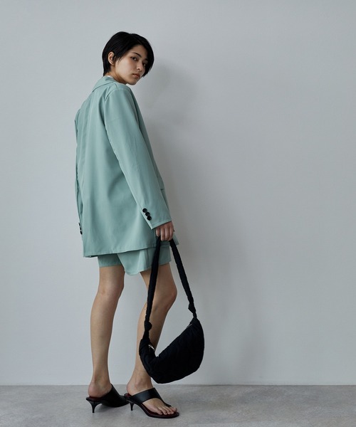 ECRIRE（エクリール）の「ロングジャケット＋タックショートパンツ　セットアップ（テーラードジャケット・レディース・ブラック/グレー/ライトグリーン/サンドグレー・フリー）」の6枚目の写真