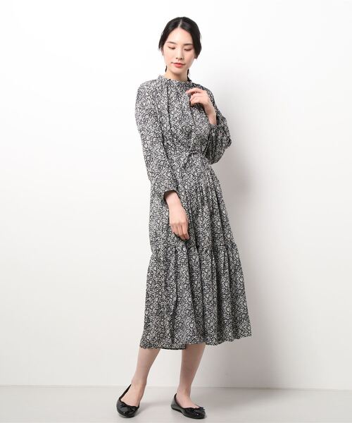 Te chichi TERRASSE（テチチテラス）の「花柄スタンドネックワンピース