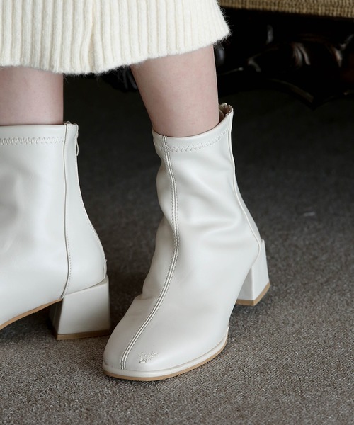 UNE MANSION（ユヌマンション）の「スクエアヒールアンクルブーツ（ブーツ・レディース・ブラック/アイボリー・25.0cm/24.0cm/23.0cm）」の4枚目の写真